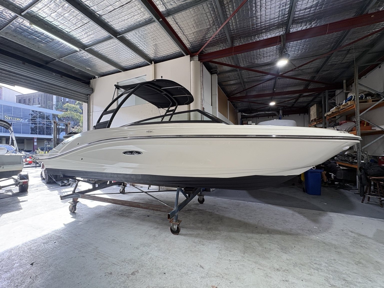 2023 Sea Ray SPX 230 OUTBOARD photo 2