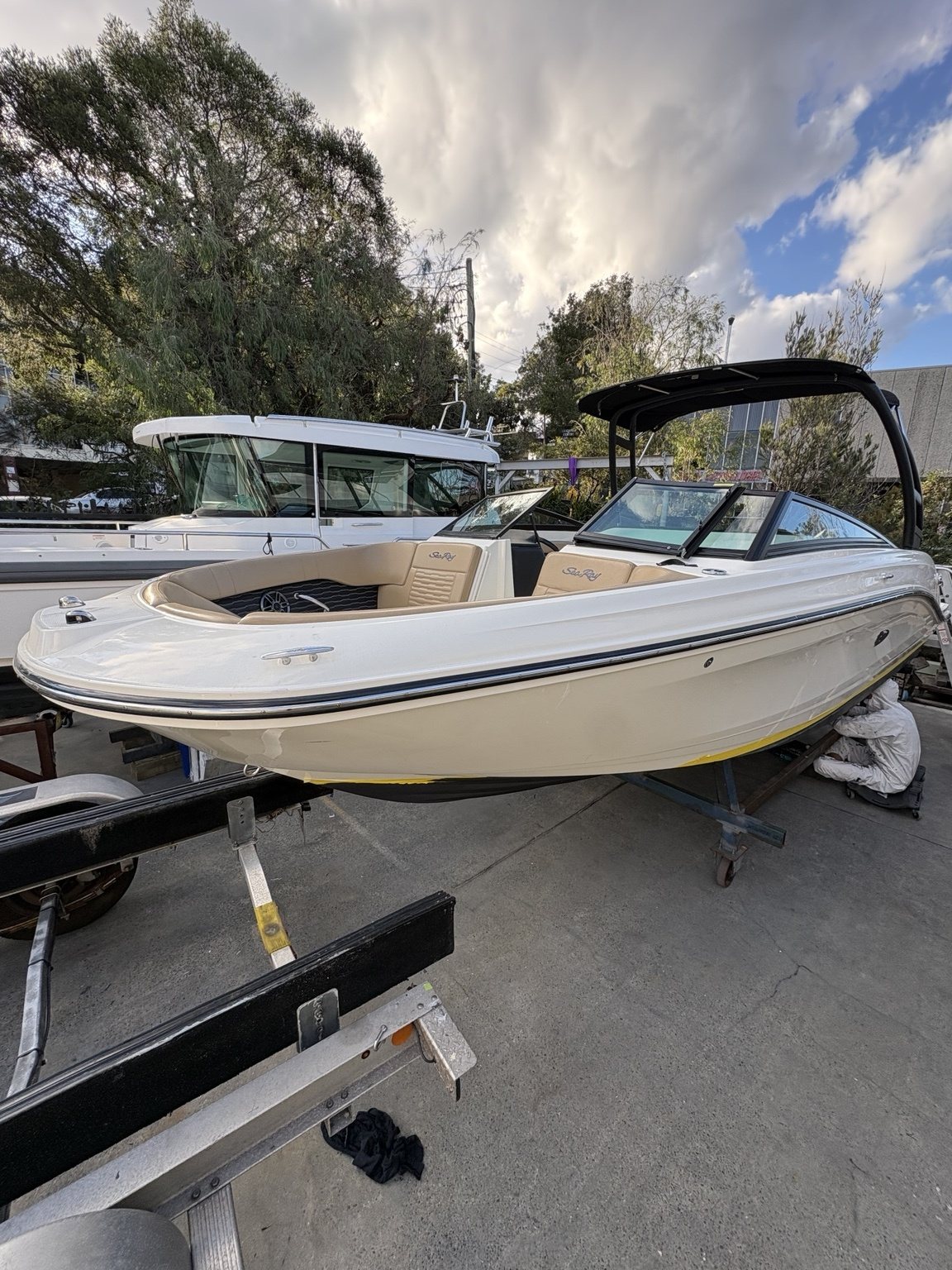 2023 Sea Ray SPX 230 OUTBOARD photo 3